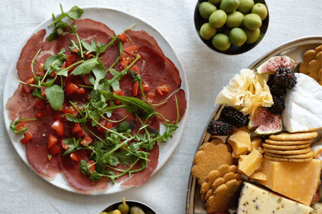 bresaola alkuruoka sitruunalla ja tomaateilla