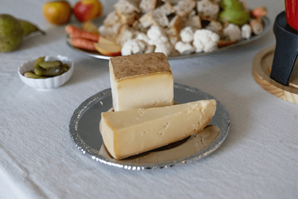 Klassinen juustofondue valmistukseen käytettävä sveitsiläinen juusto