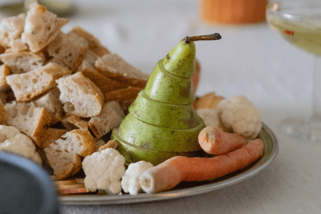 Klassinen juustofondue jaettavana ruokana talvisessa kattauksessa