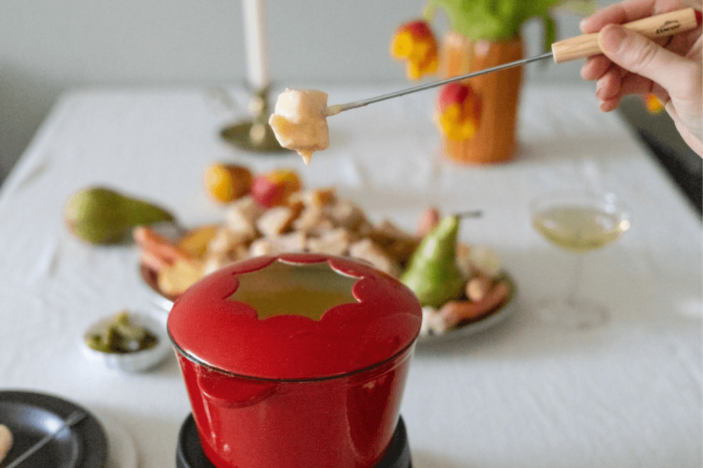 Klassinen juustofondue dipattuna leivän tai kasvisten kanssa