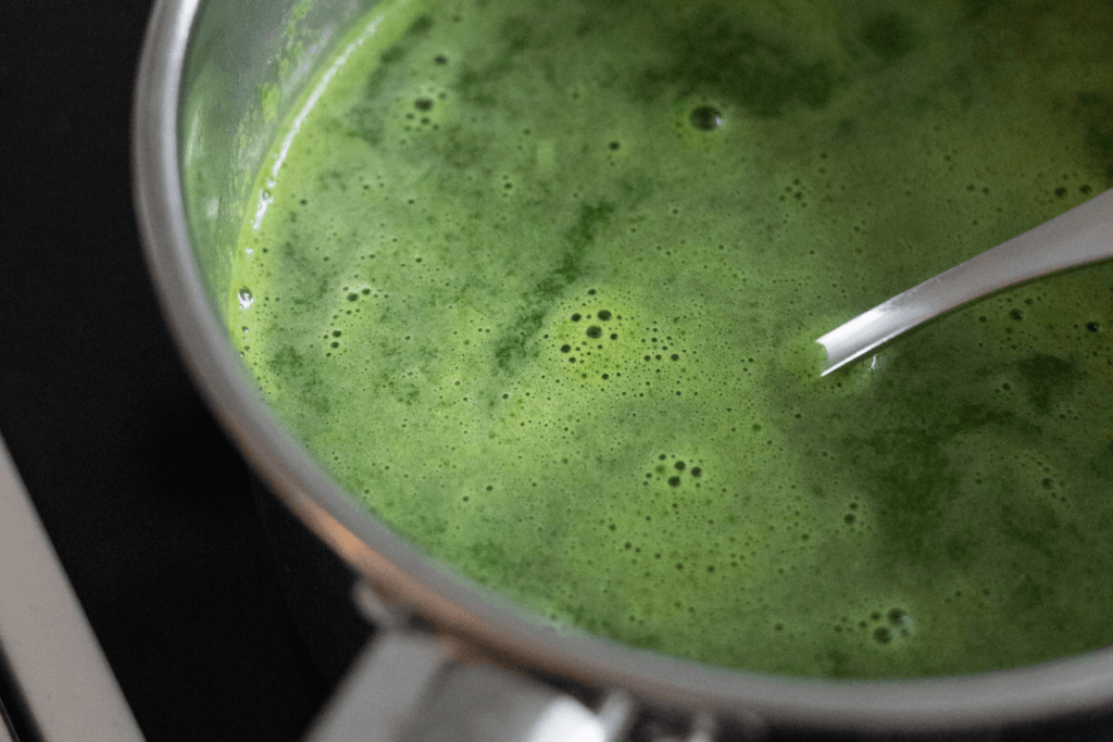 Vihreä swamp soup kattilassa sileänä ja kirkkaan vihreänä