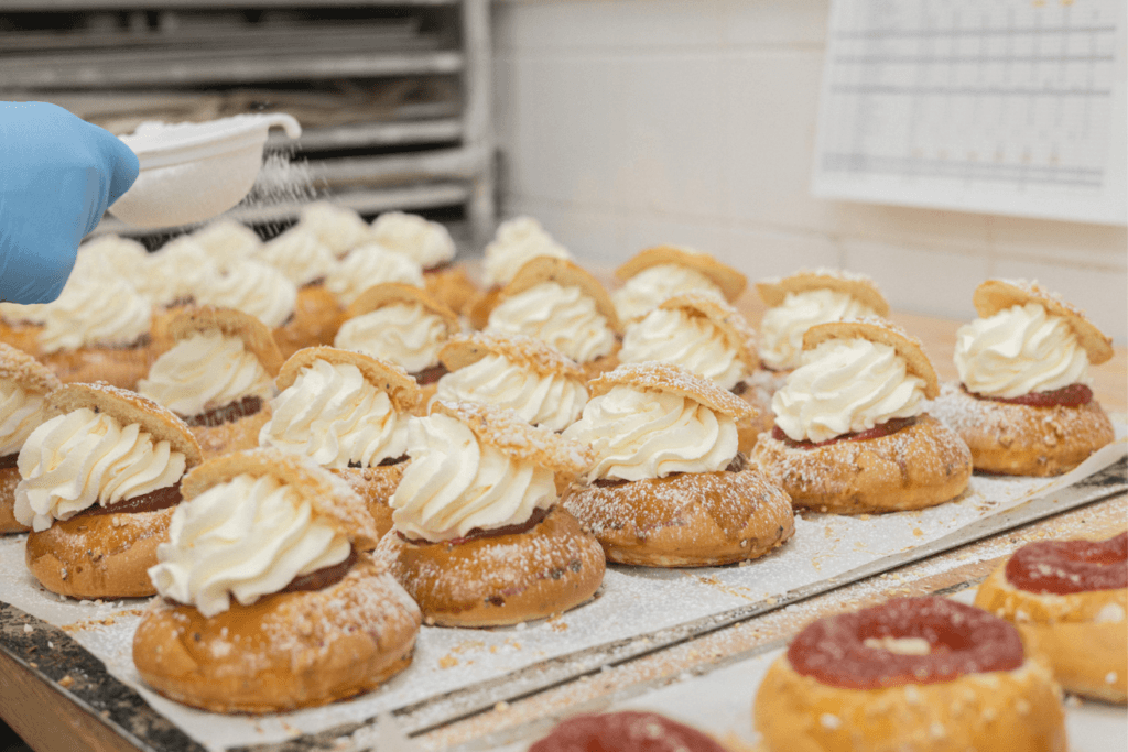 Perinteinen hillolla ja kermalla täytetty laskiaispulla on Juuren suosituimpia sesonkituotteita.