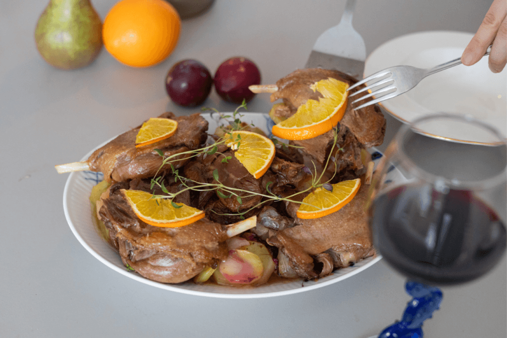 Appelsiini tuo annokseen raikkautta ja tasapainottaa ankan täyteläisyyttä.