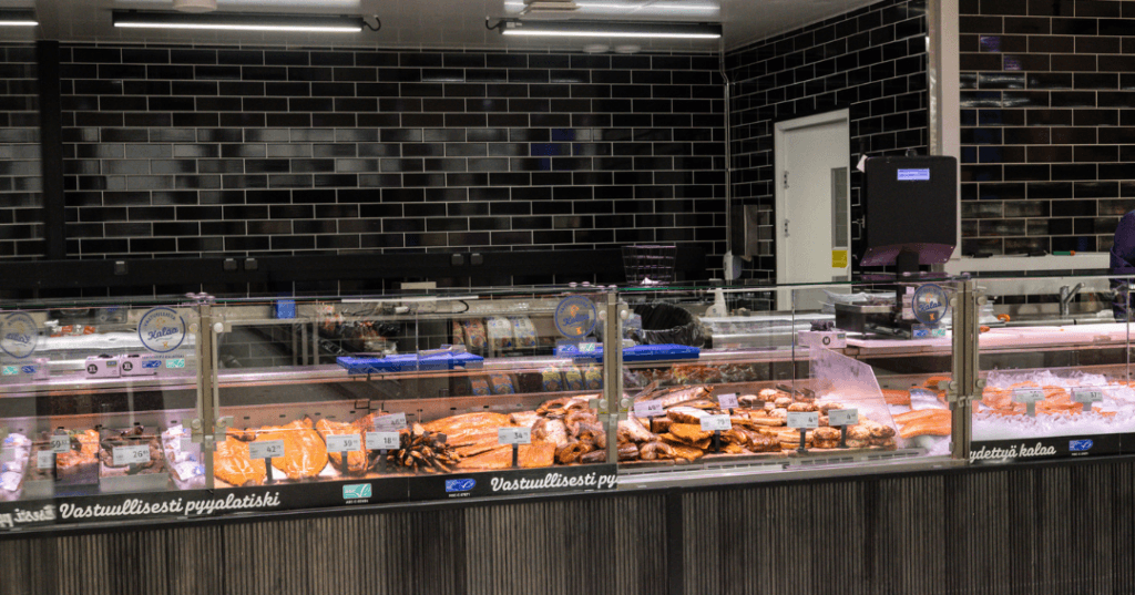 Uudistettu kalatiski ja avoin kalankäsittelytila